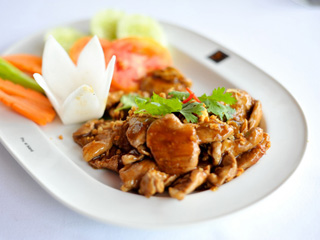 ポークのガーリックとコリアンダーの根炒め