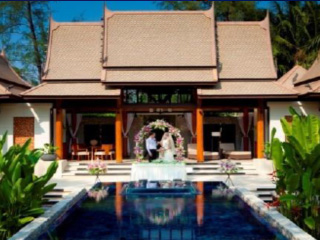 白で統一されたチャペル