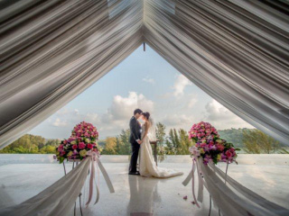 白で統一されたチャペル