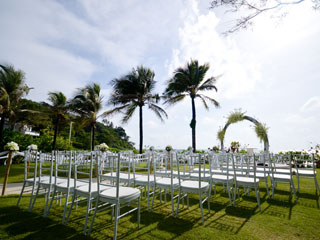 白で統一されたチャペル