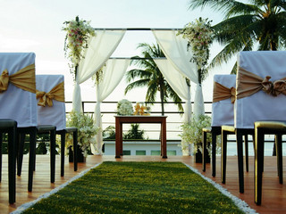 白で統一されたチャペル