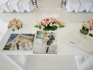 白で統一されたチャペル