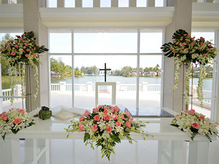 白で統一されたチャペル