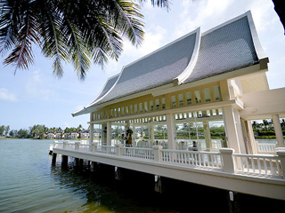 ラグーンに浮かぶように建てられたチャペル