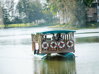 ボートにてチャペルへ移動