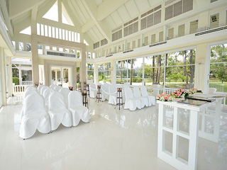 白で統一されたチャペル