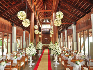 白で統一されたチャペル