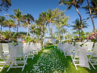 白で統一されたチャペル