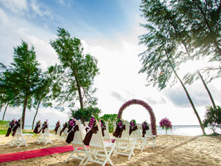 白で統一されたチャペル