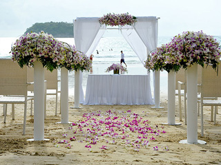 ビーチの上のフラワーデコレーション
